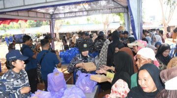 Sambut Hari Jadi Ke-81 TNI AL, Lanal Banjarmasin Gelar Aksi Aku Cinta Laut di Pantai Tabanio