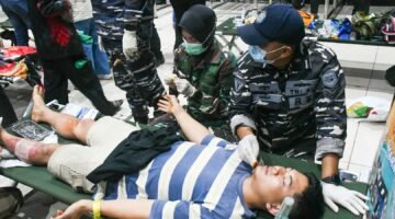 Perkuat Sinergi Lintas Sektor, Lanal Banjarmasin Bersama Tim SAR Gabungan Evakuasi Korban KM Virgo Transport 8