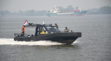 Sinergi TNI AL dan Basarnas, Lanal Banjarmasin Kawal dan Serahkan Barang Bukti KM Virgo Transport 8
