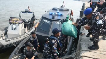 Sinergi TNI AL dan Basarnas, Lanal Banjarmasin Kawal dan Serahkan Barang Bukti KM Virgo Transport 8