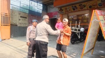 Jumat Peduli Polsek Koja, Polisi Salurkan Bansos dan Ajak Warga Jaga Jakarta