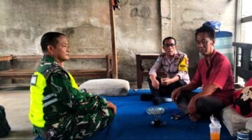 Jaga Jakarta On The Spot : Bhabinkamtibmas Jatiwarna Sambangi Tokoh Masyarakat, Ajak Warga Jaga Kamtibmas
