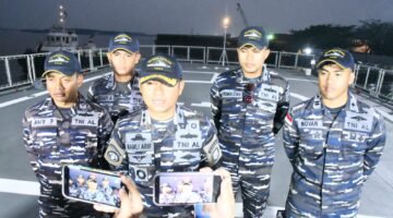 KRI Bung Hatta-370 Kerahkan Alutsista Penuh Evakuasi Korban KM. Virgo Transport 8