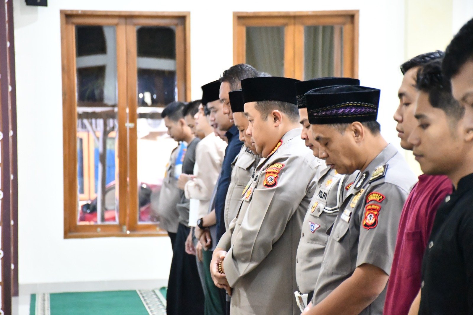 Pererat Silaturahmi dan Jaga Kamtibmas, Kapolresta Cirebon dan 27 Kapolsek Jajaran Gelar Shalat Subuh Keliling 5 IMG 20261017 WA0038