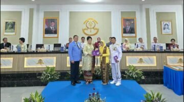 Ketua Umum PPAL Serahkan KTA Kepada 39 Pati Wisudawan Pada Upacara Wisuda Purnawira di AAL Bumi Moro Surabaya