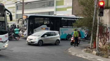POLISI HADIR DI TENGAH MASYARAKAT, GATUR LALIN PAGI WUJUDKAN PELAYANAN HUMANIS