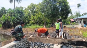 Medan Berlumpur Jadi Tantangan, Satgas TMMD Ke-130 Kerja Ekstra Rampungkan Pembangunan Jembatan