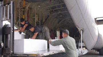 Hari Ketujuh OMC, TNI Kirim 17,4 Ton Bahan Semai ke Palembang dan Banjarmasin