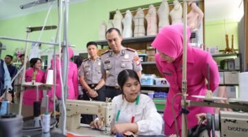 Tinjau Pelaksanaan POLIRAN di SMKN 1 Kota Bekasi, Kapolres Pastikan Bantuan Mesin Jahit Bermanfaat bagi Siswa