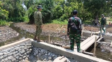 Pastikan Pembangunan Sesuai Target, Dansatgas TMMD ke 130 Tinjau Langsung Pekerjaan Jembatan