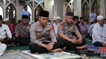 Polisi Hadir di Tengah Umat, Kapolres Metro Bekasi Kota Pererat Silaturahmi Lewat Sholat Jumat Bersama Warga Jatibening