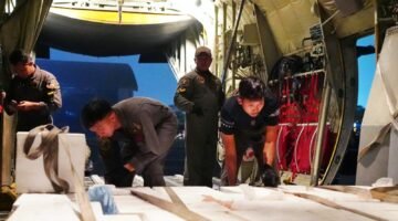 Hari Kedelapan OMC, TNI Kirim 3,6 Ton Bahan Semai ke Palembang dan Banjarmasin