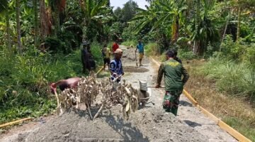 Cuaca Panas Tak Surutkan Semangat, Satgas TMMD Ke-130 Bersama Warga Percepat Penyelesaian Akses Jalan Masyarakat