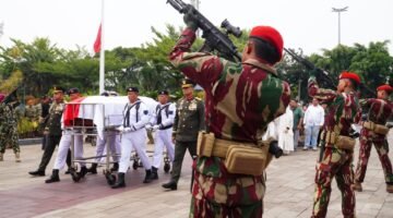 Panglima TNI Pimpin Upacara Pemakaman Alm. Laksamana TNI (Purn) Widodo A. S.