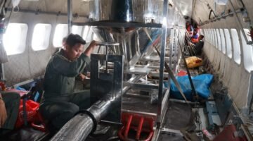 TNI Kerahkan Pesawat Udara Semai Lebih dari 10 Ton Bahan Untuk OMC Atasi Karhutla di Kalimantan