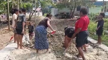 Demi Kampung Lebih Maju, Mama-Mama Kampung Yamboi Turun Tangan Bantu Satgas TMMD