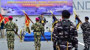 KASAL PIMPIN UPACARA HARI SUMPAH PEMUDA DI KRI SRIWIJAYA-100, ANUGERAHKAN SAMKARYANUGRAHA DAN PENGHARGAAN KEPADA PRAJURIT BERPRESTASI