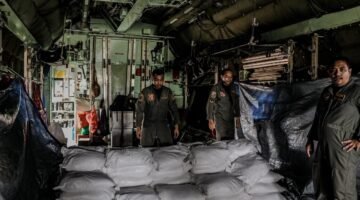 Percepat Penanganan Karhutla, TNI Kirim 23 Ton Garam Semai ke Palembang dan Banjarmasin
