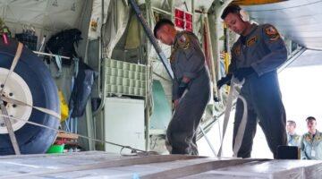 Percepat Penanganan Karhutla, TNI Kirimkan 20 Ton NaCl dan 600 Kg Dry Ice ke Palembang dan Banjarmasin