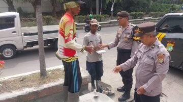 Jumat Peduli, Polsek Kawasan Muara Baru Bagikan 30 Paket Nasi Siap Saji dan Air Mineral kepada Masyarakat Pelabuhan