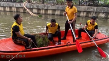 Wujudkan Lingkungan Asri dan Sehat, Personel Polres Metro Bekasi Kota Gelar Aksi Bersih-Bersih Kali